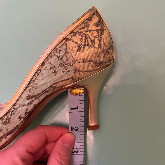 Stuart Wietzman Filgre Gold, Sparkly, Peak-a-boo High/Kitten Heels Size 7 - Picture 8 of 10